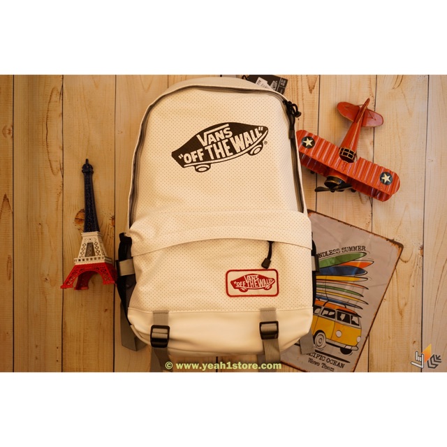 Balo Vans da có lỗ