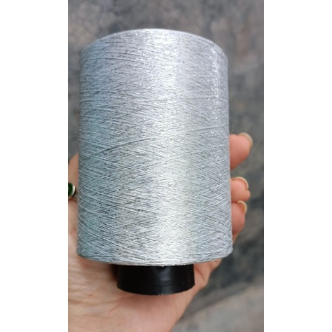 Cuộn sợi kim tuyến xà cừ, sử dụng để chập đan móc cùng len sợi khác
