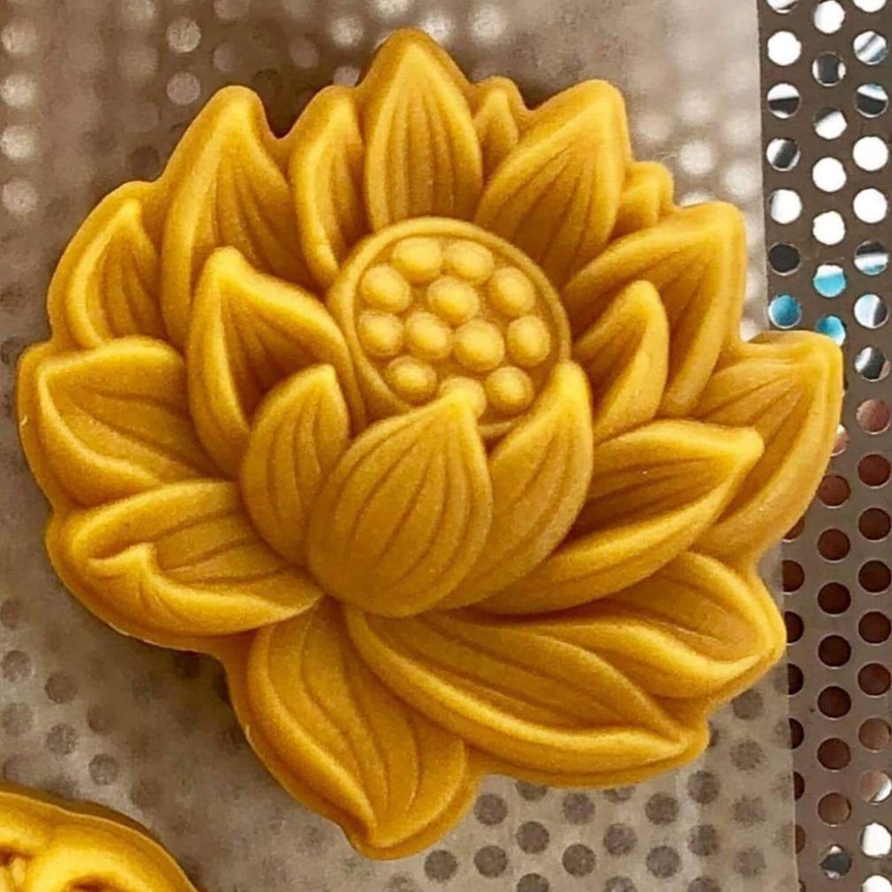 Khuôn bánh trung thu lò xo, nhấn trung thu hình hoa sen 150gr