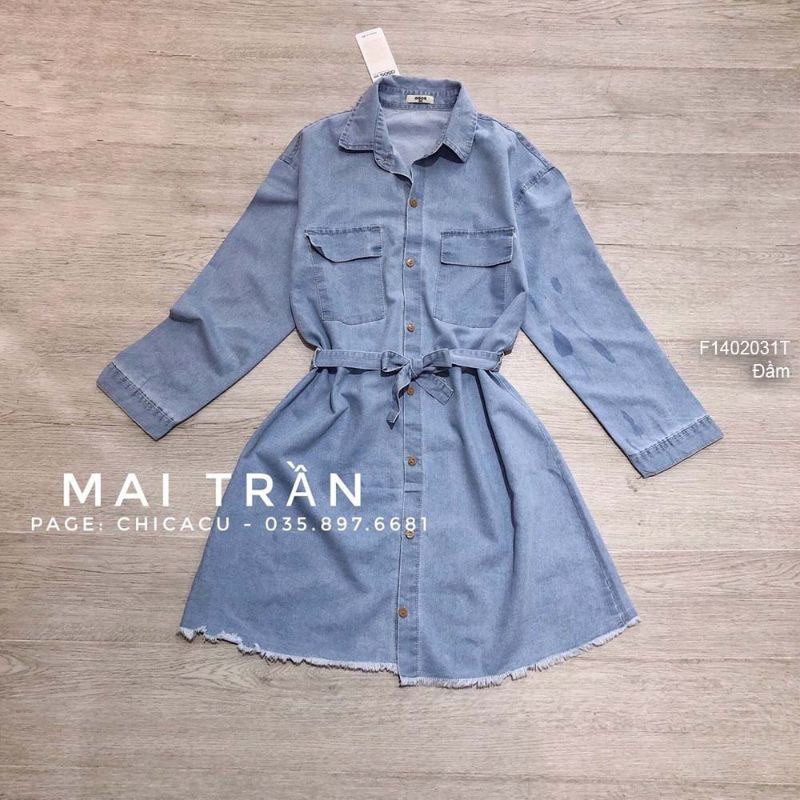 Đầm jean dáng suông cổ sơ mi có túi thắt dây đai eo tay dài lai cắt 1402