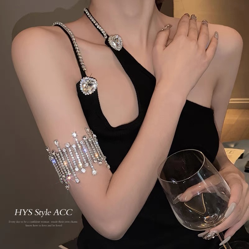 Vòng tay nữ Nhím Sweeties titan đính đá so le đơn giản tinh tế dành cho nữ