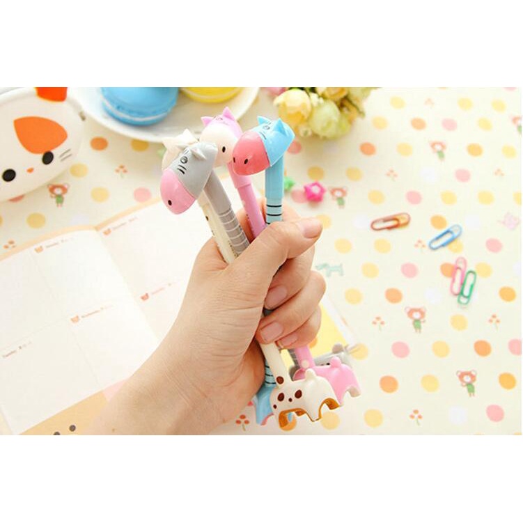 ) - Bút Bi Hình Hươu Cao Cổ Có Chân Để Bàn - 9714