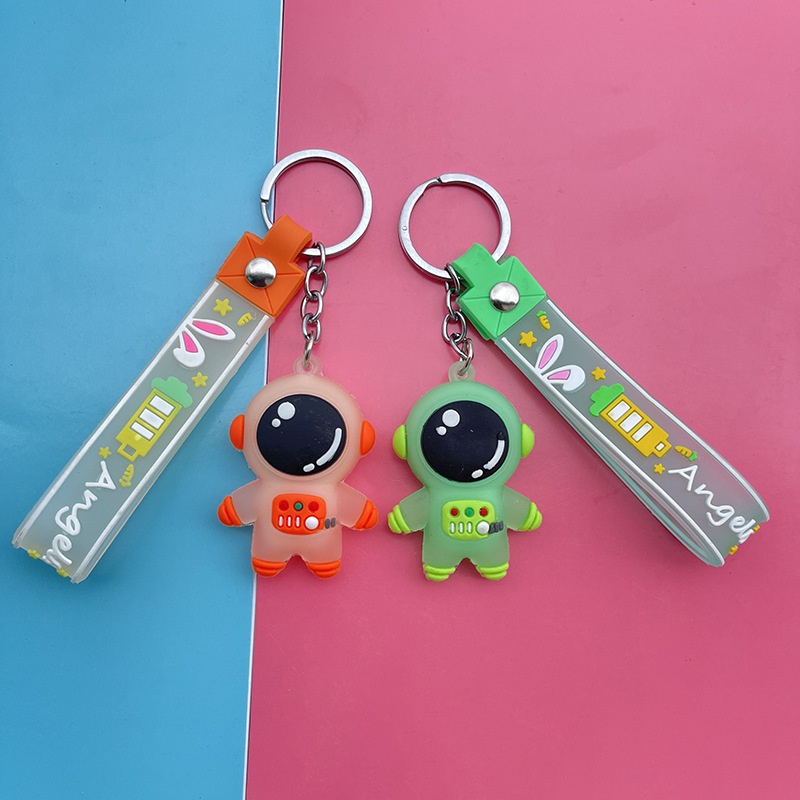 1 móc khóa phi hành gia siêu cute cho cặp đôi