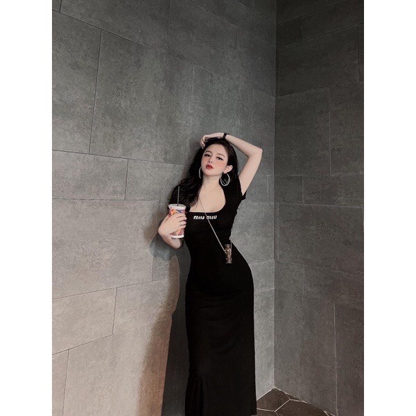 Đầm cổ U viền thêu chữ miu miu chât thun gân-ringu shop