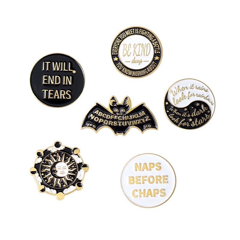 Huy hiệu cài áo hình chữ cái và dơi phong cách Punk