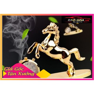 Ngựa trang trí taplo kèm đồng hồ nước hoa