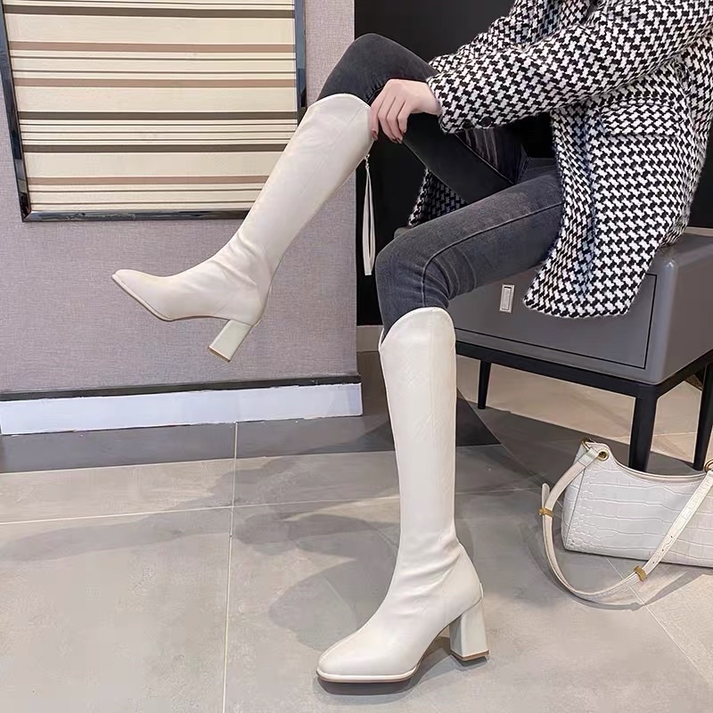 Sẵn Boots cổ V cao nâng gót  dành cho các bạn gái vào năm 2022 này
