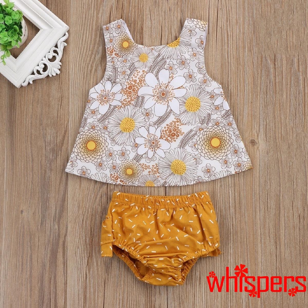 Bộ quần áo gồm áo thun không tay họa tiết hoa và quần short dành cho bé gái