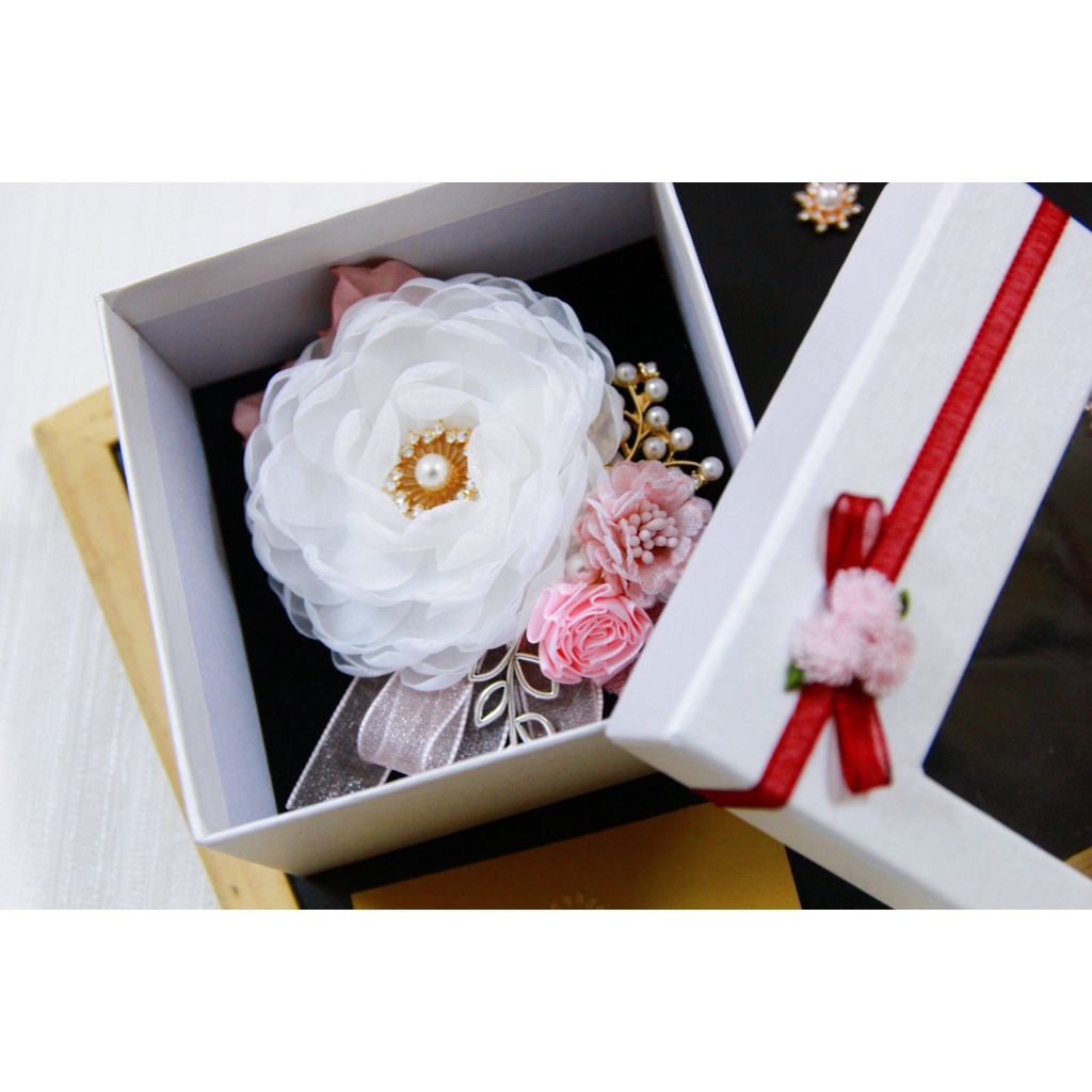 Hoa cài áo handmade, tag cài váy áo mẫu vải voan cánh hoa đốt mix hoa chùm tông trắng hồng