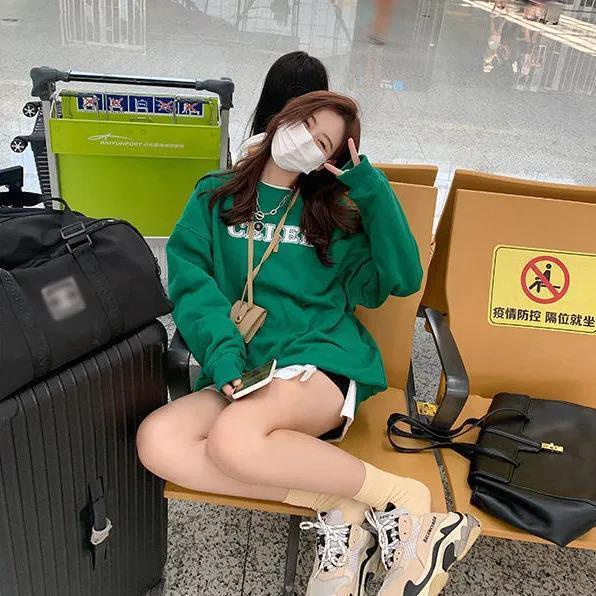 COZOK Áo sweater tay dài form rộng in chữ phong cách Hàn Quốc