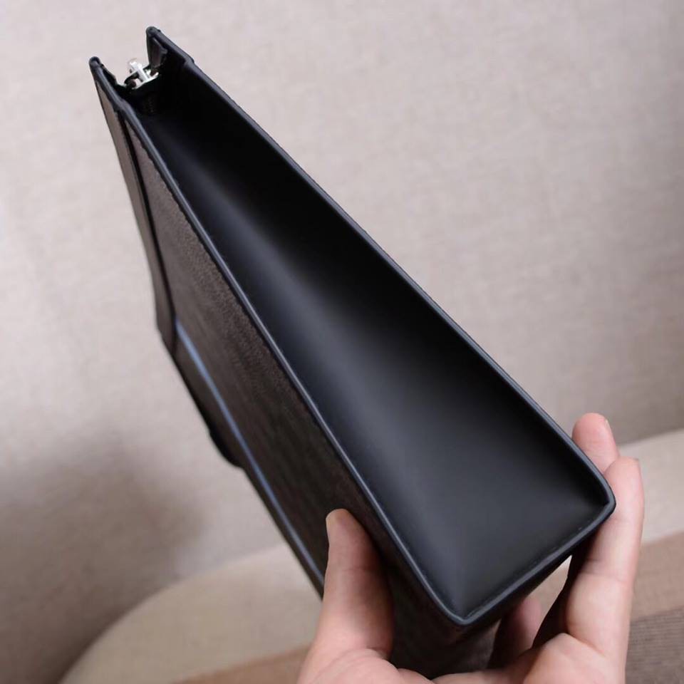 Cluth cầm tay nam và nữ đều sử dụng được