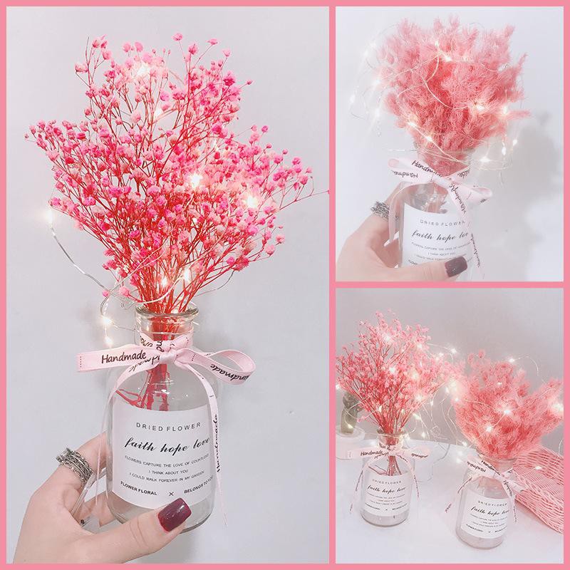 Bình hoa khô kèm dây điện và nơ xinh đẹp để bàn là quà tặng