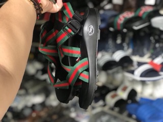 Dép chaco kẻ guci