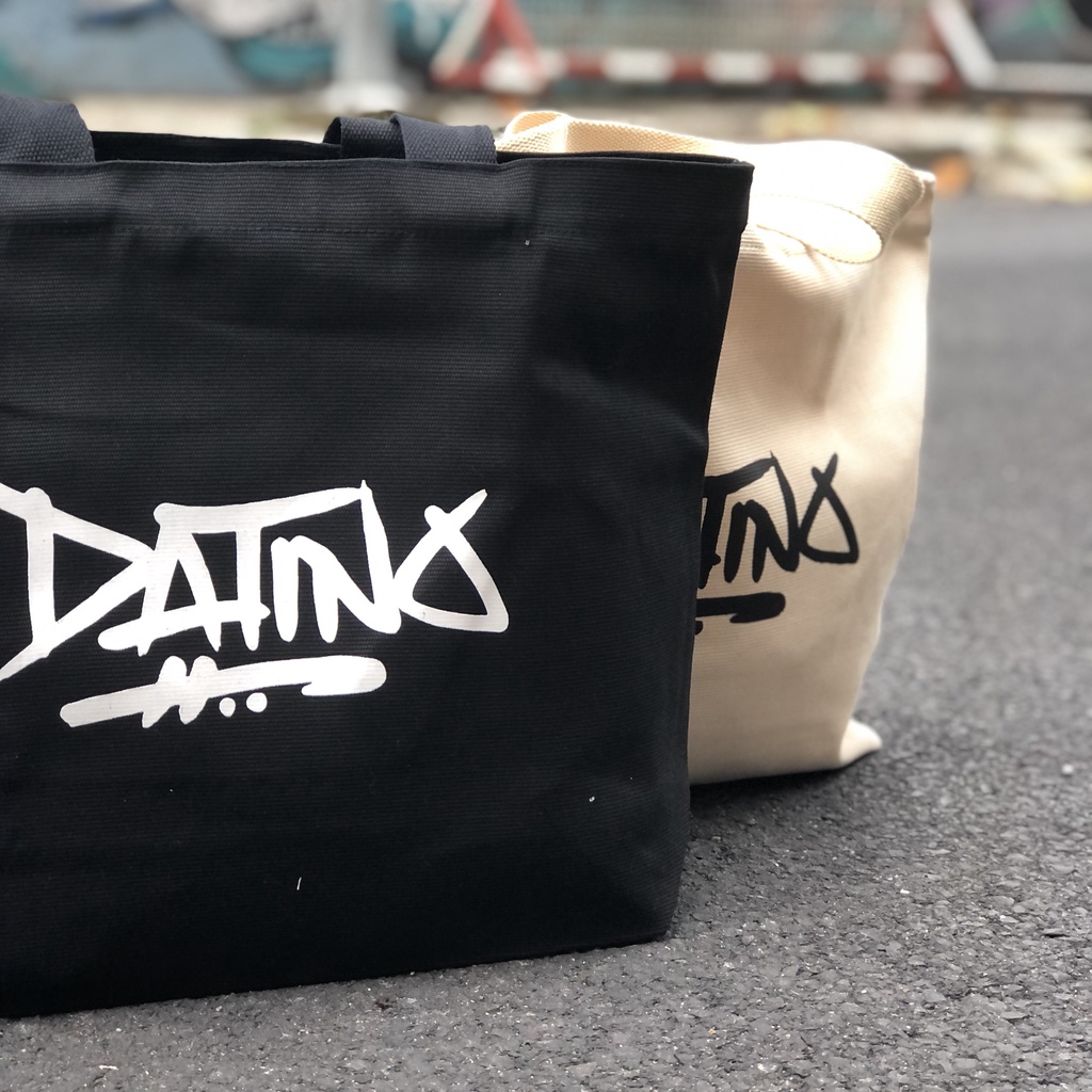 Túi tote canvas DATINO Signature form ngang in lụa Graffiti có dây kéo, có túi nhỏ bên trong