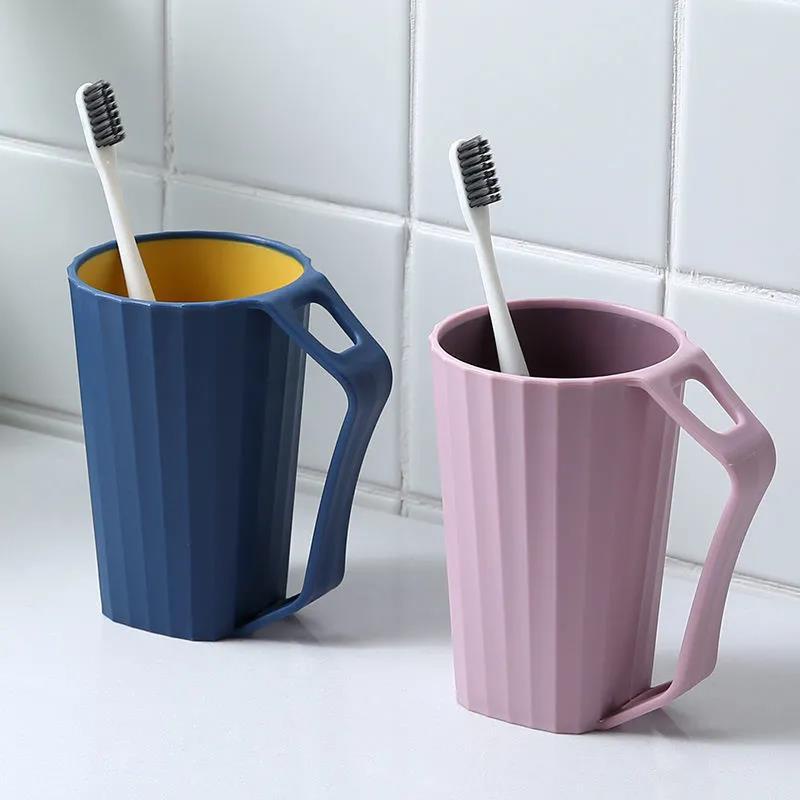 Cốc nhựa xúc miệng tay cầm để bản chải cực tiện lợi