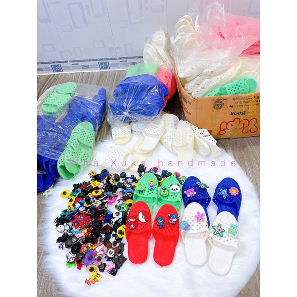 Dép tổ ong có stiker dễ thương cho bé