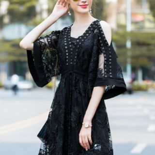 Đầm ren khoét vai