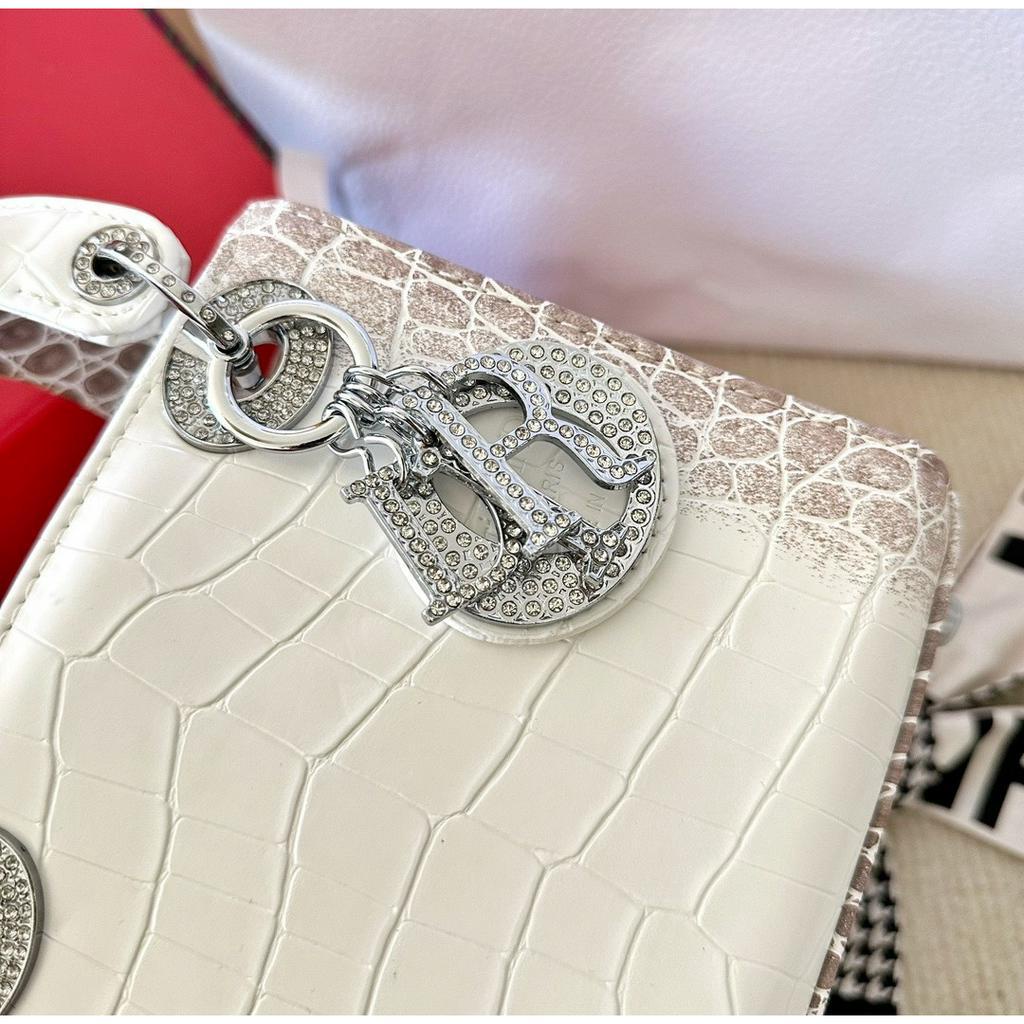 TÚI CD LADY BẠCH TẠNG TAG ĐÍNH ĐÁ SZ17