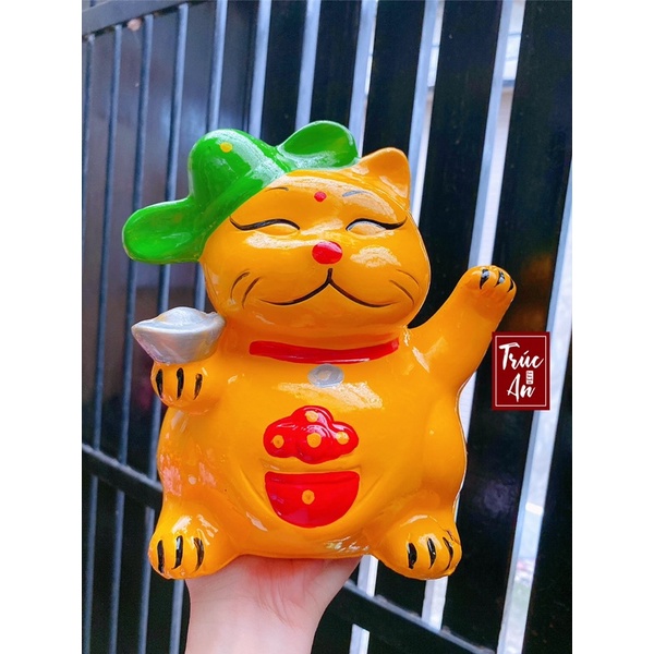 (18x16x15cm) Heo đất Mèo Thần Tài vẫy tay. Hình vẽ tay sắc nét, nước sơn Bạch Tuyết bóng mịn, hàng có sẵn