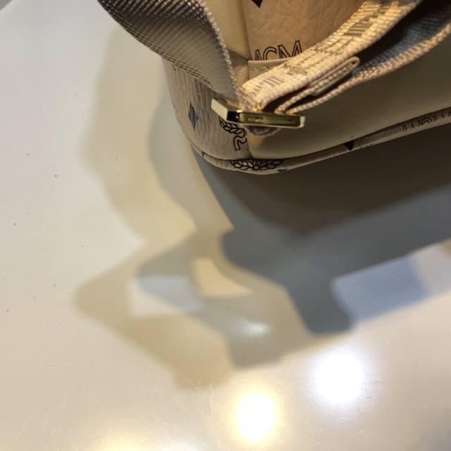 Balom màu kem size trung kèm móc khoá chó