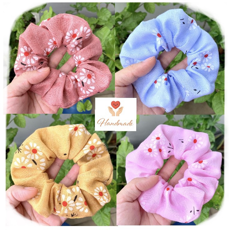 Cột vải scrunchies hoa cúc nhuỵ đỏ