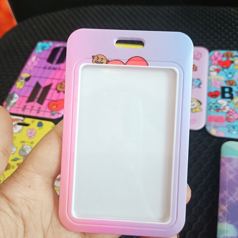 Dây Đeo Thẻ ID Họa Tiết Hoạt Hình BTS Dễ Thương Giá Đỡ