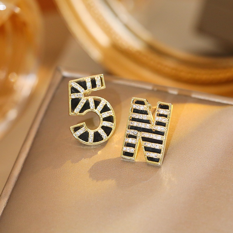 [Jiudoulan] Bông Tai Đính Đá Zircon Số 5 Màu Đen Phong Cách Chanel Hàn Quốc Cổ Điển Thời Trang Sáng Bóng Dành Cho Bạn