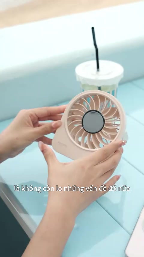 Aecooly Chic 02 Quạt để bàn Quạt cầm tay mini Quạt để bàn USB led mini Quạt di động mini, đủ nhỏ để giữ quạt để bàn USB, 4 tốc độ có thể sạc lại yên tĩnh [Thời gian làm mát tối đa 11H], 180° Chạy bằng pin có thể điều chỉnh | BigBuy360 - bigbuy360.vn
