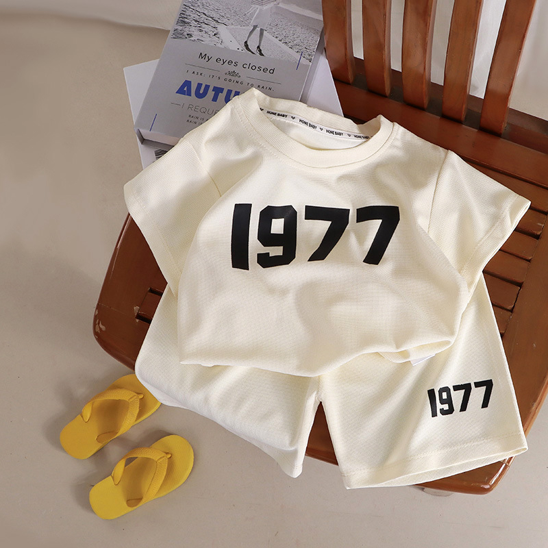 80-140cm Bộ đồ ngắn tay mùa hè dành cho trẻ em Quần Short áo thun thời trang Quần Short hai mảnh thông thường cho bé trai bé gái Hợp thời trang Phiên bản Hàn Quốc mát mẻ hợp thời trang