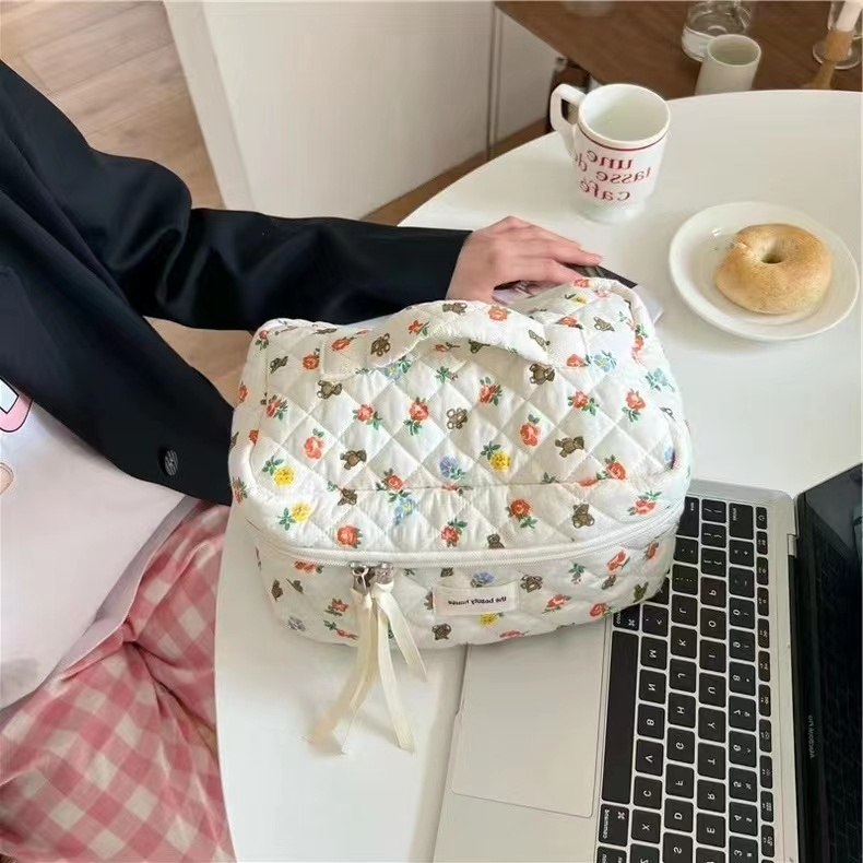 Túi Đựng Mỹ Phẩm Nắp Gập Bằng Cotton Họa Tiết Hoa Và Gấu Kích Thước Lớn Có Khóa Kéo Tiện Dụng Cho Nữ
