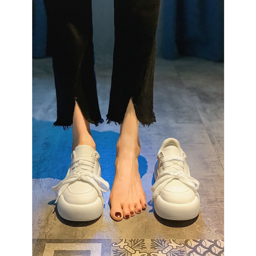 Giày nhỏ màu trắng nữ búp bê giày mùa thu mới tất cả da đầu lớn bánh mì giày thoải mái thông thường đế dày giày đế nhẹ