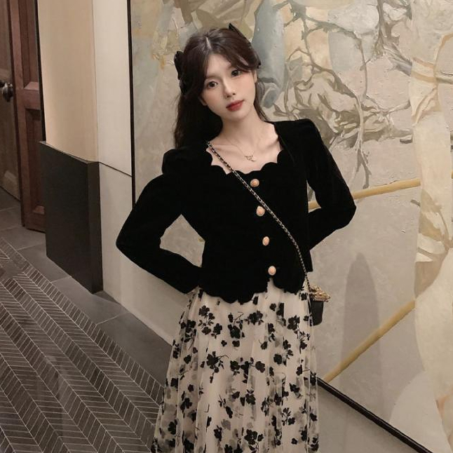 Set Áo Đen + Chân Váy Phối Nút Phong Cách Retro