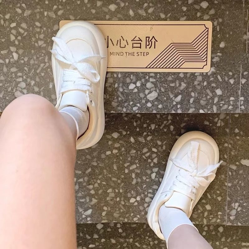 Giày nhỏ màu trắng nữ búp bê giày mùa thu mới tất cả da đầu lớn bánh mì giày thoải mái thông thường đế dày giày đế nhẹ