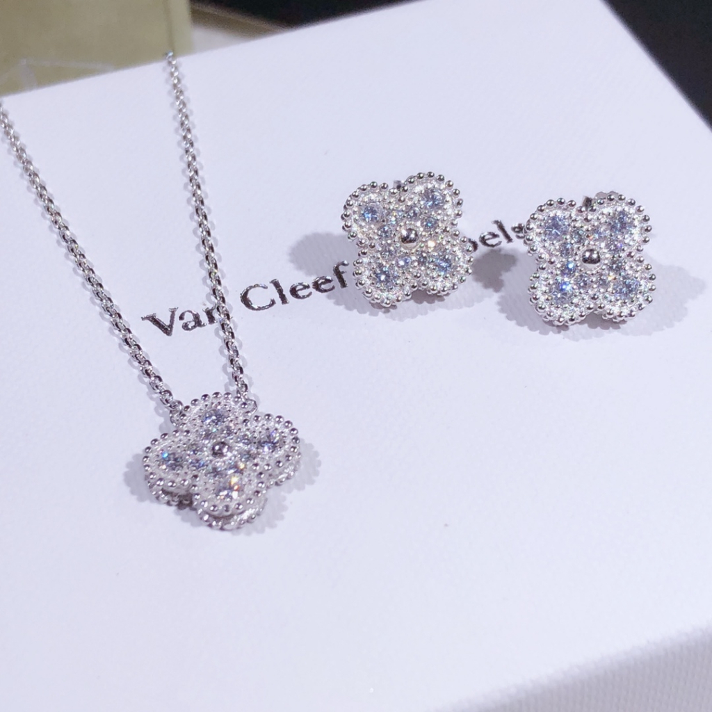 Van. 2023 New Van. Bộ Vòng cổ + Bông Tai Mạ Bạc 925 Hình Cỏ Ba Lá May Mắn Đính Đá Chất Lượng Cao 18k