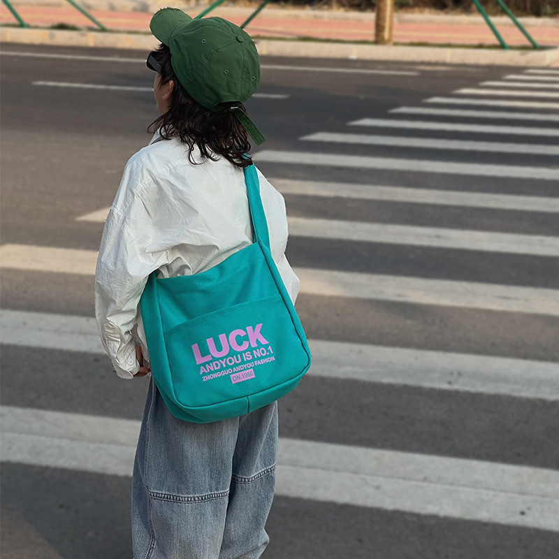 Túi Đeo Vai Vải Canvas In Chữ May Mắn Màu Tương Phản Phong Cách Hip Hop Thời Trang 2023