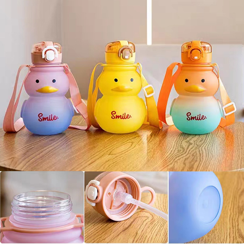 Bình Nước Hình Vịt Vàng Nhỏ Xinh Thời Trang Kèm Ống Hút Tiện Dụng Cho Bé