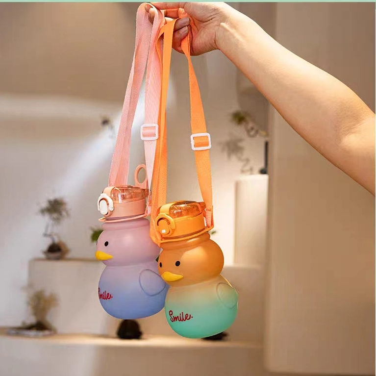 Bình Nước Hình Vịt Vàng Nhỏ Xinh Thời Trang Kèm Ống Hút Tiện Dụng Cho Bé