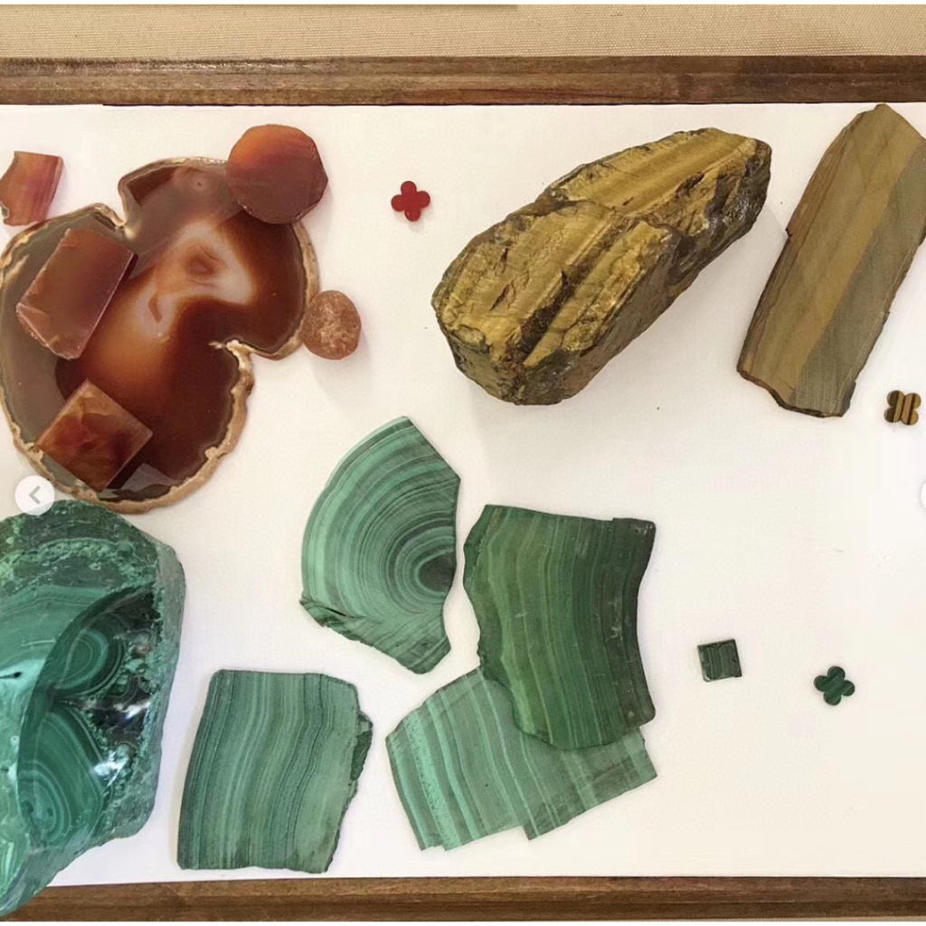 Vòng Tay Cỏ Bốn Lá Đính Kim Cương 15mm Màu Đen / Xám 19CM