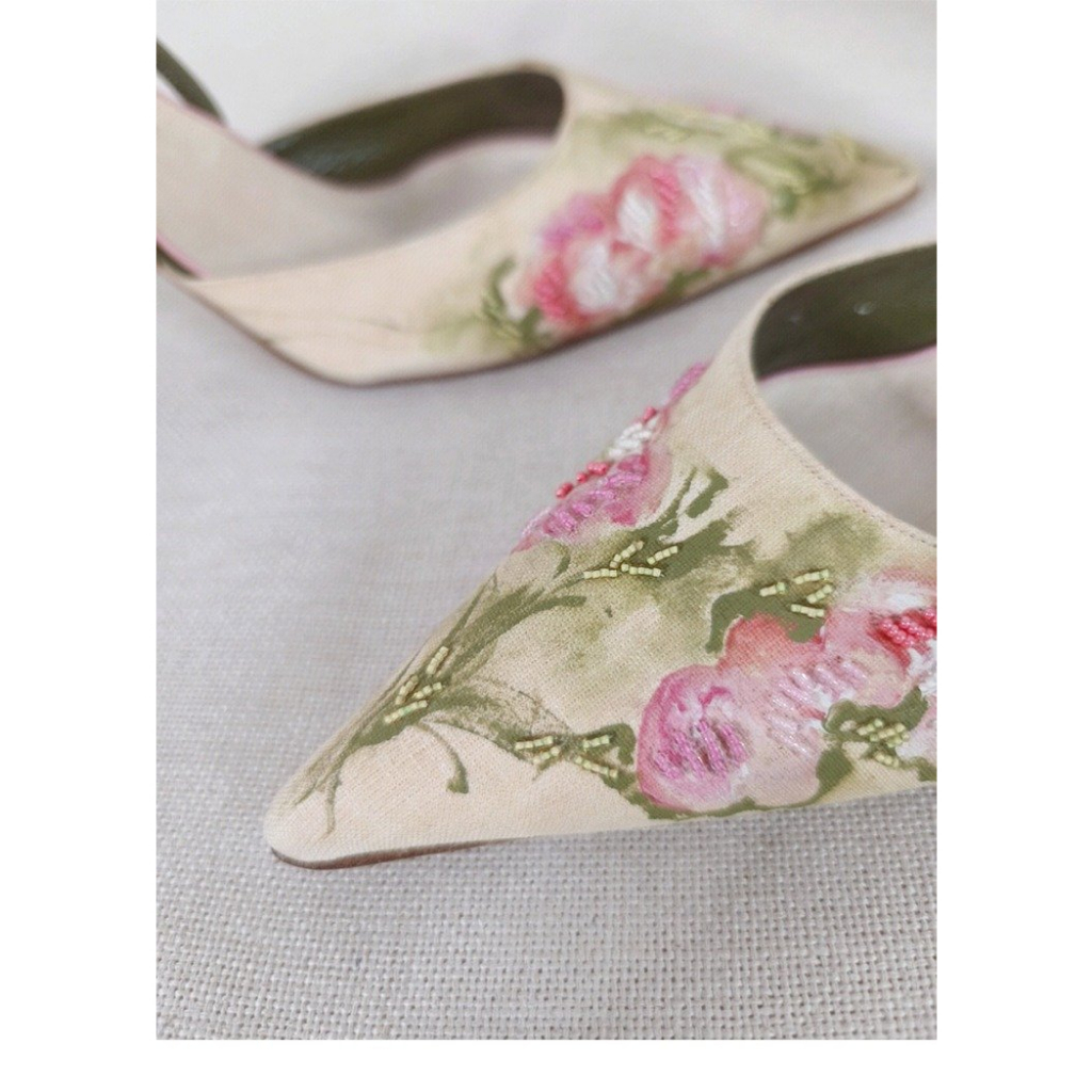 Giày Cao Gót Mũi Nhọn Thêu Họa Tiết Phong Cách Retro