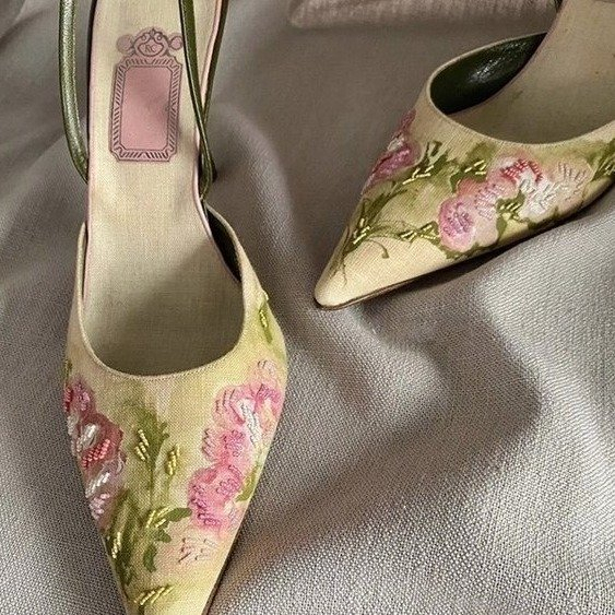 Giày Cao Gót Mũi Nhọn Thêu Họa Tiết Phong Cách Retro