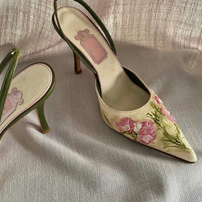 Giày Cao Gót Mũi Nhọn Thêu Họa Tiết Phong Cách Retro