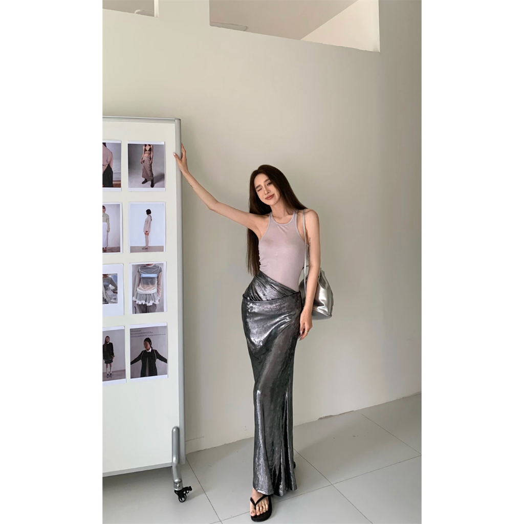 Chân Váy Bạc Đính Kim Sa Thiết Kế Lệch Tà Độc Đáo