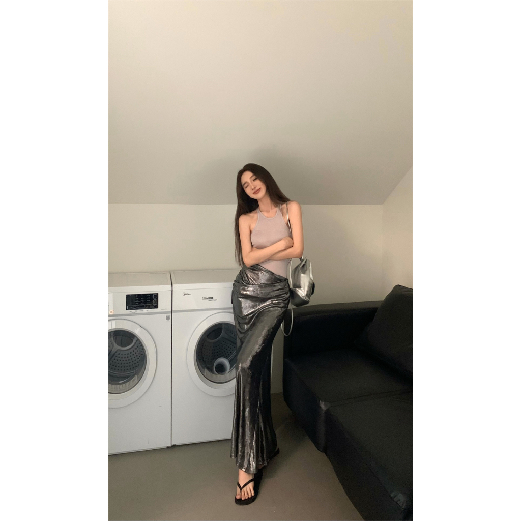 Chân Váy Bạc Đính Kim Sa Thiết Kế Lệch Tà Độc Đáo