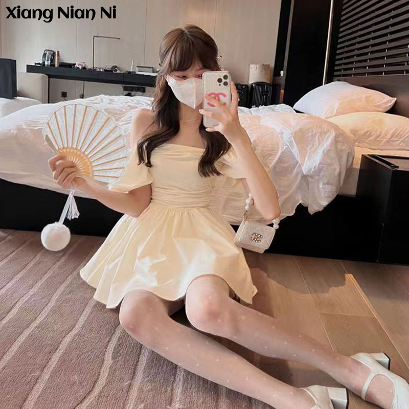 Xiang Nian Ni Đầm Ngắn Ôm Eo Tay Phồng Một Bên Vai Màu Đen Ngọt Ngào Cho Nữ