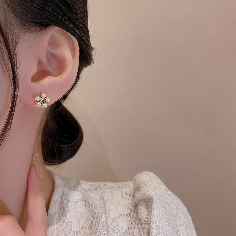 Đôi Bông Tai Mạ Bạc 925 Hình Hoa Nạm Ngọc Trai Giả