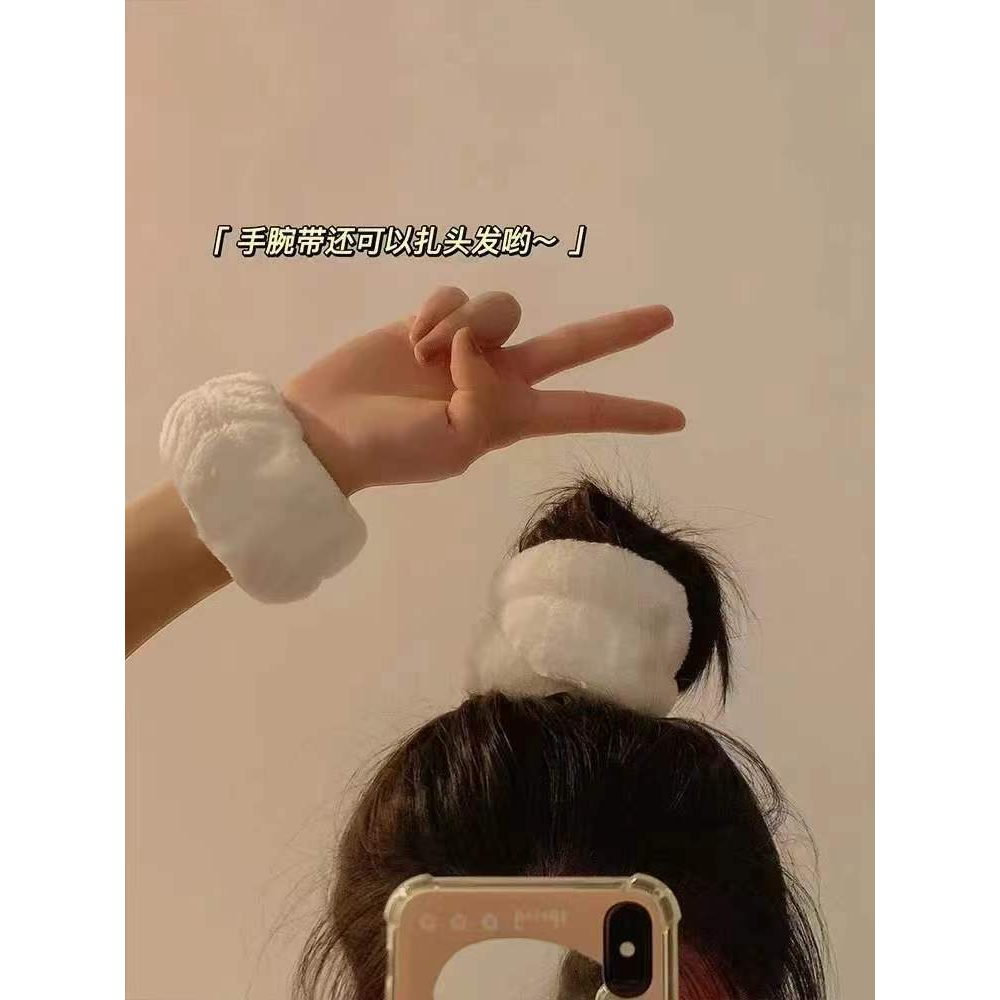 Một bộ dụng cụ dùng đầu và một bàn chải mặt tiện dụng