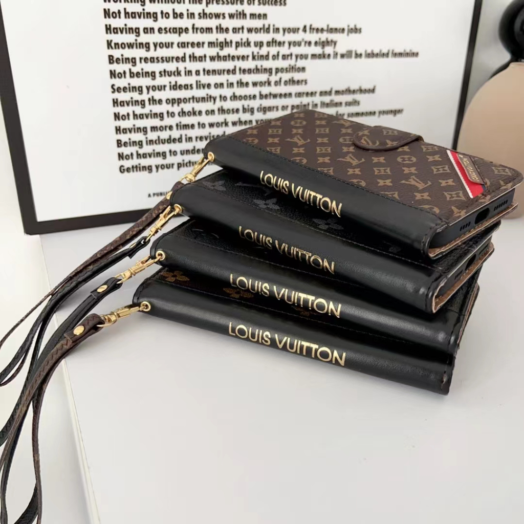 Hàng Tại Chỗ G. Bao Da Điện Thoại Dập Nổi + Dây Đeo Tay Chống Trượt Chống Rơi iphone14.14pro.14promax.iphone13.13pro13proMax.iphone12.12pro.12proMax