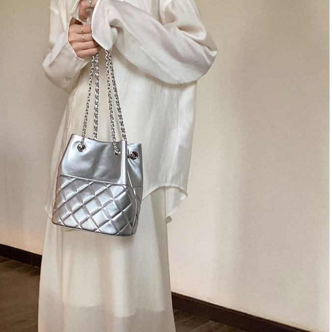 Túi Xách Bucket Đeo Vai Màu Bạc Phối Dây Xích Thời Trang Xuân Hè Chất Lượng Cao Phong Cách Mới