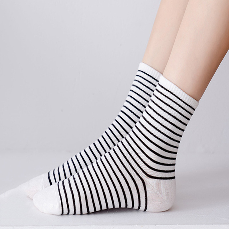 Đôi Vớ Cotton Thoáng Khí Họa Tiết Sọc Đơn Giản Thời Trang Cho Nữ