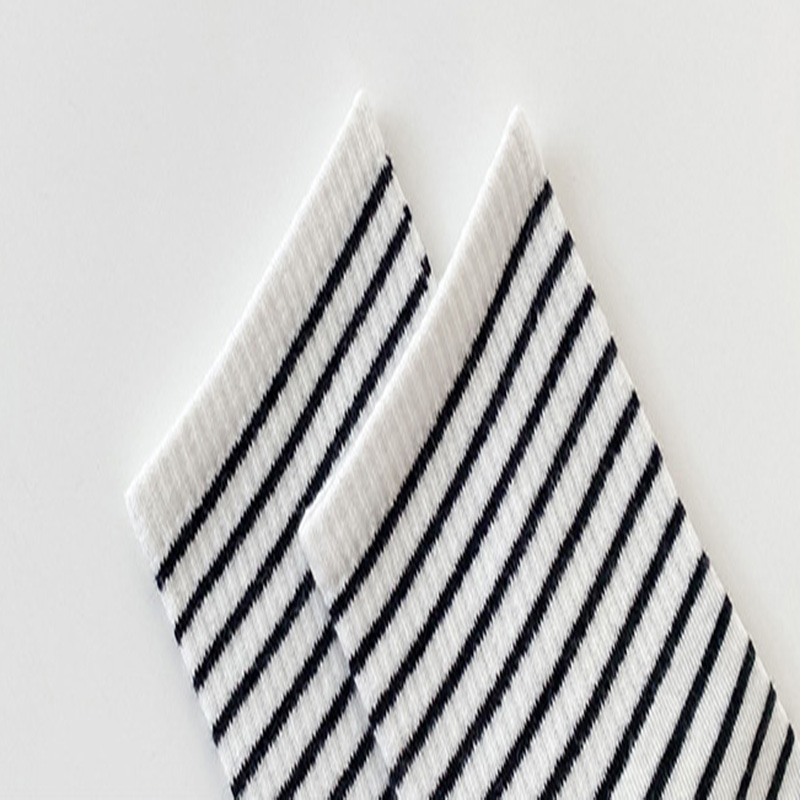 Đôi Vớ Cotton Thoáng Khí Họa Tiết Sọc Đơn Giản Thời Trang Cho Nữ